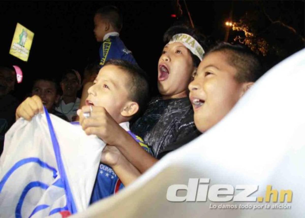 Aficionados festejan el título 29 del Olimpia en las calles