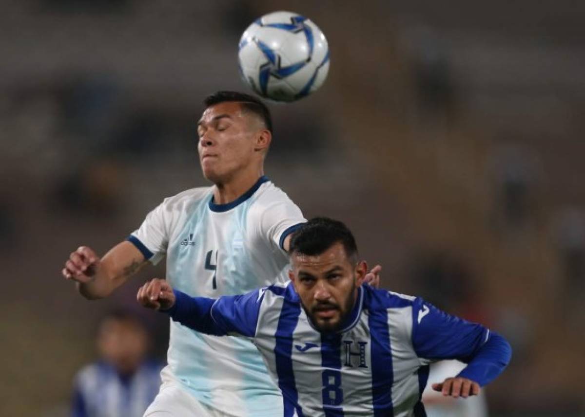 Argentina's Marcelo Andres Herrera Mansilla (L) and Honduras' Jorge Daniel Alvarez go for a header during the Men's Football Gold Medal Match between Argentina and Honduras at the Lima 2019 Pan-American Games in Lima on August 10, 2019. (Photo by Luka GONZALES / AFP)