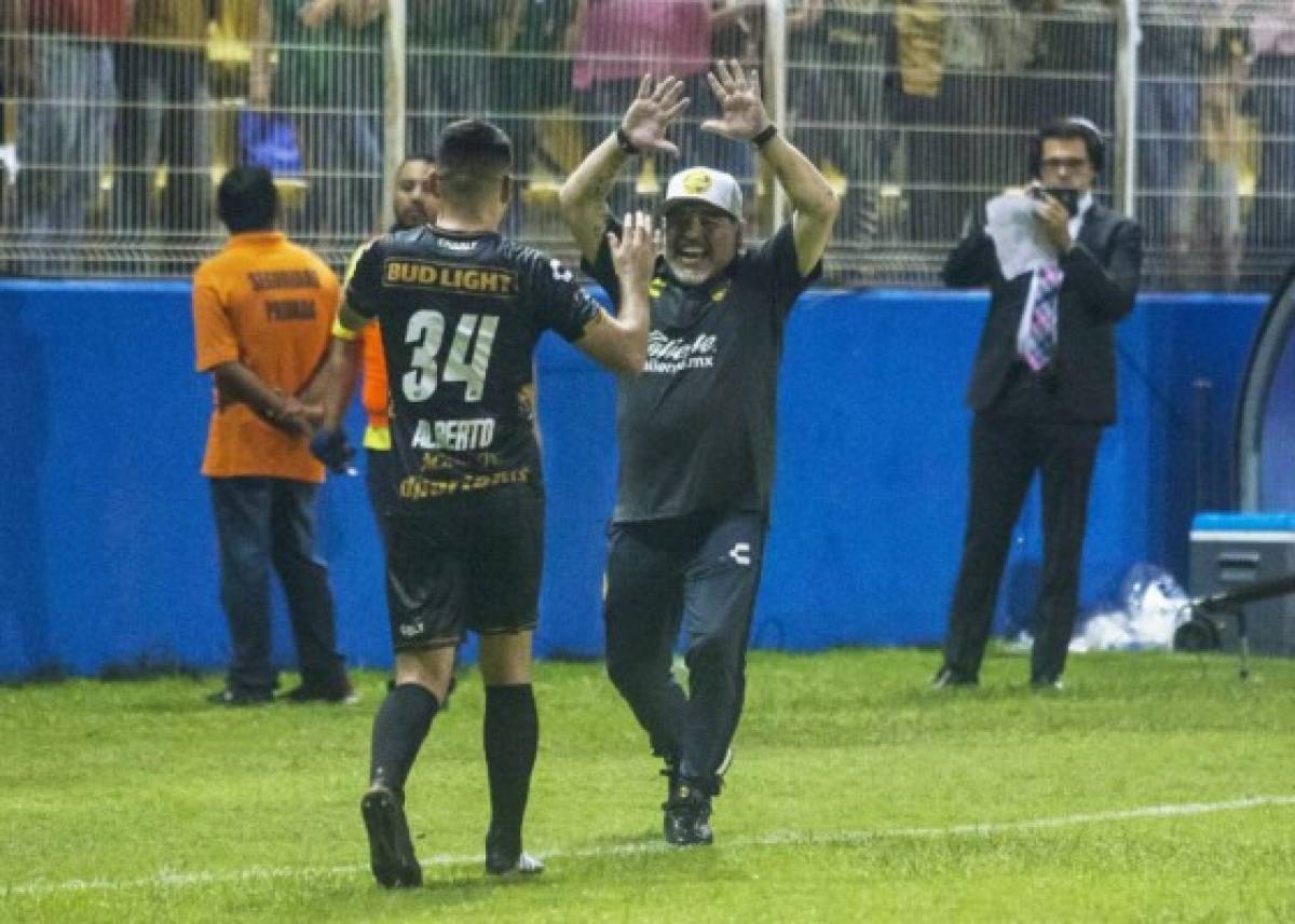 Los eufóricos festejos de Diego Maradona en su debut con Dorados de Sinaloa