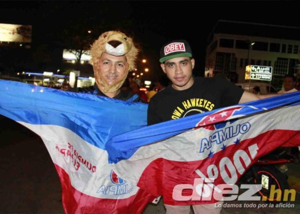 Aficionados festejan el título 29 del Olimpia en las calles