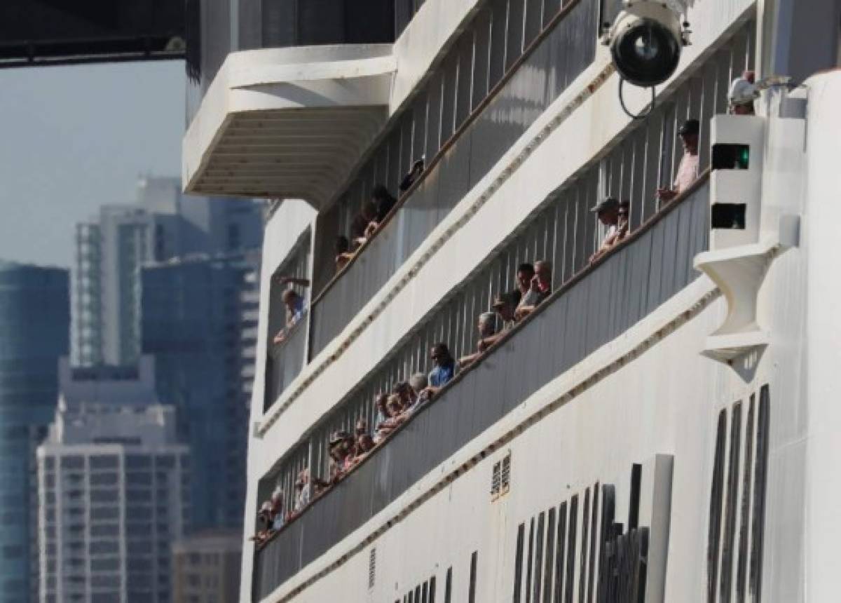 Termina la pesadilla: Pasajeros de cruceros con coronavirus desembarcan en Fort Lauderdale