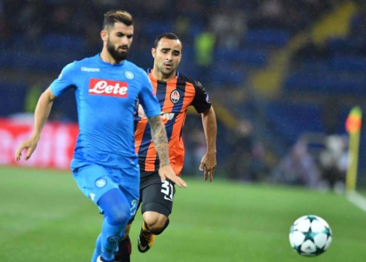 Shakhtar Donetsk's Brazilian defender Ismaily (R) and SSC Napoli's Albanian defender Elseid Hysaj vie for the ball during the UEFA Champions League Group F football match between FC Shakhtar Donetsk and SSC Napoli at The Metalist Stadium in Kharkiv on September 13, 2017. / AFP PHOTO / SERGEI SUPINSKY