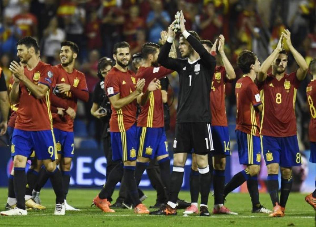 Spain team applaud at the end of the World Cup 2018 qualifier football match Spain vs Albania at the Jose Rico Perez stadium in Alicante on October 6, 2017. / AFP PHOTO / JOSE JORDAN