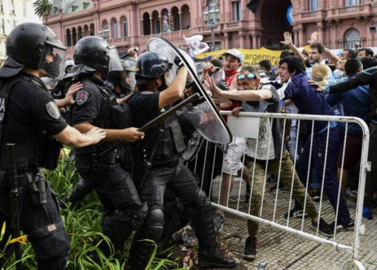 Enfrentamientos y caos total en las calles de Argentina durante el velorio de Diego Maradona