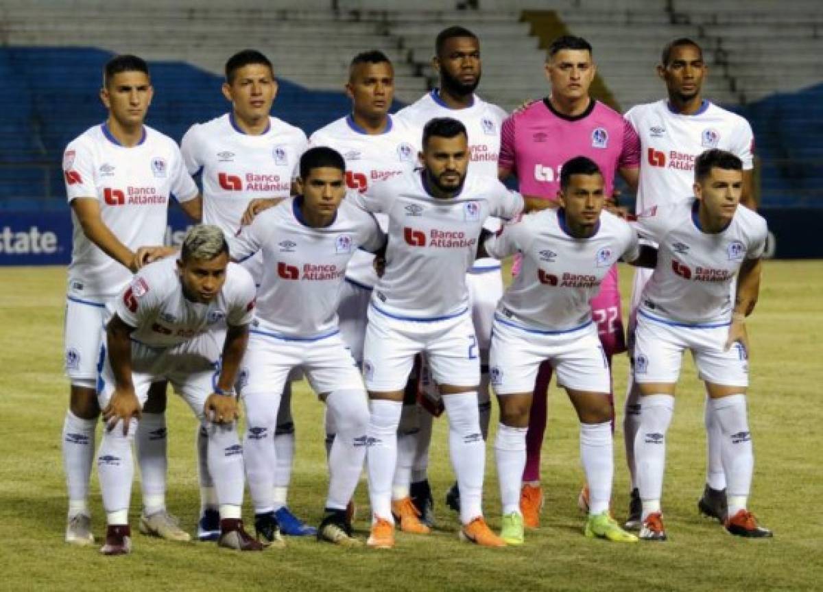 Honduran Olimpia players pose before a Concacaf League semifinal match against Costa Rican Saprissa at the Olimpico Metropolitano stadium in San Pedro Sula, Honduras, on October 24, 2019. (Photo by DELMER MARTINEZ / AFP)
