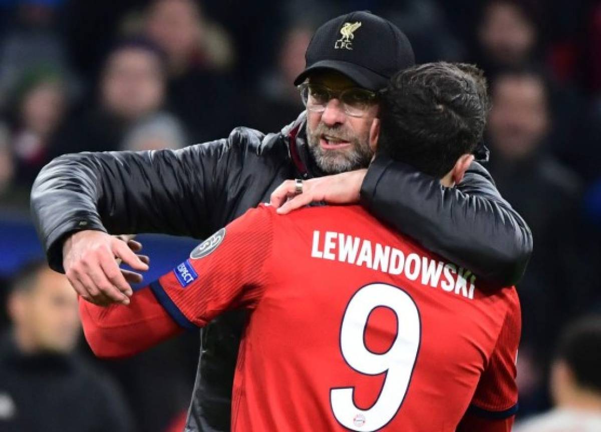 Liverpool's German manager Jurgen Klopp (L) and Bayern Munich's Polish forward Robert Lewandowski embrace after the UEFA Champions League, last 16, second leg football match Bayern Munich v Liverpool in Munich, southern Germany, on March 13, 2019. (Photo by Peter Kneffel / dpa / AFP) / Germany OUT