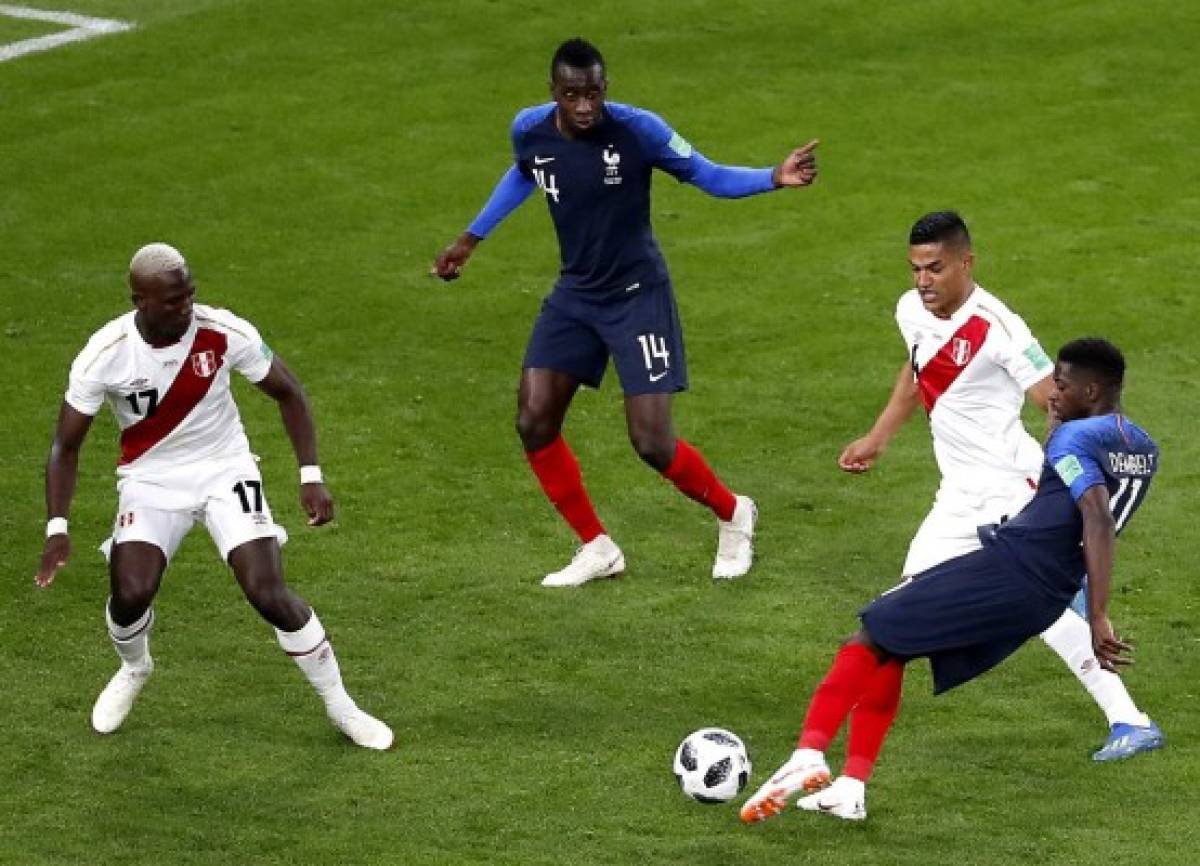 Ekaterinburg (Russian Federation), 21/06/2018.- Ousmane Dembele of France (R) in action during the FIFA World Cup 2018 group C preliminary round soccer match between France and Peru in Ekaterinburg, Russia, 21 June 2018. (RESTRICTIONS APPLY: Editorial Use Only, not used in association with any commercial entity - Images must not be used in any form of alert service or push service of any kind including via mobile alert services, downloads to mobile devices or MMS messaging - Images must appear as still images and must not emulate match action video footage - No alteration is made to, and no text or image is superimposed over, any published image which: (a) intentionally obscures or removes a sponsor identification image; or (b) adds or overlays the commercial identification of any third party which is not officially associated with the FIFA World Cup) (Mundial de Fútbol, Rusia, Francia) EFE/EPA/ROMAN PILIPEY EDITORIAL USE ONLY