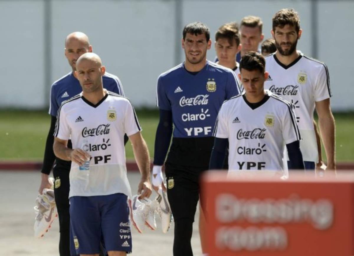 Argentina's midfielder Javier Mascherano (L) and teammates arrive for training session at the team's base camp in Bronnitsy, near Moscow, Russia on June 20, 2018 on the eve of the Russia 2018 World Cup Group D football match against Croatia to be held in Nizhni Novgorod. / AFP PHOTO / JUAN MABROMATA