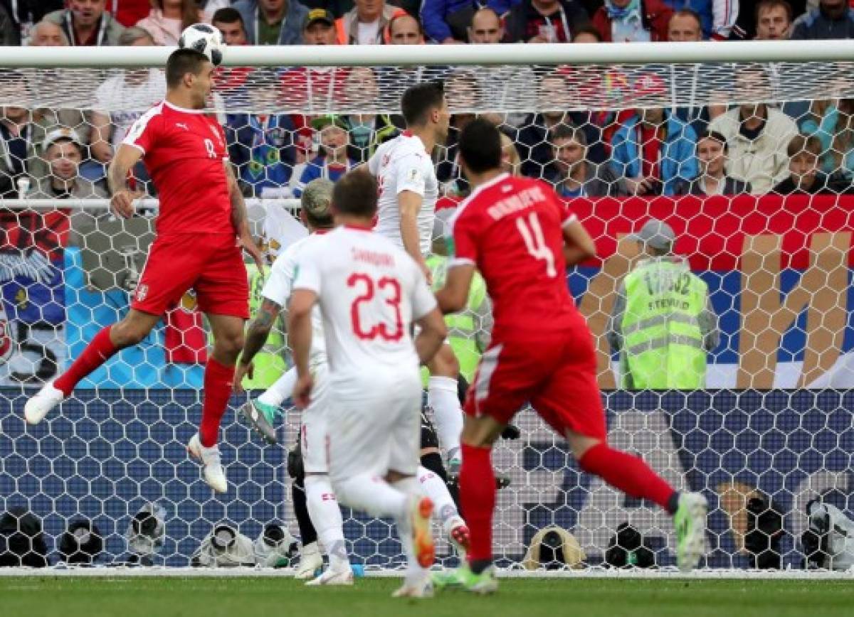Kaliningrad (Russian Federation), 22/06/2018.- Aleksandar Mitrovic of Serbia (L) scores the 1-0 the FIFA World Cup 2018 group E preliminary round soccer match between Serbia and Switzerland in Kaliningrad, Russia, 22 June 2018. (RESTRICTIONS APPLY: Editorial Use Only, not used in association with any commercial entity - Images must not be used in any form of alert service or push service of any kind including via mobile alert services, downloads to mobile devices or MMS messaging - Images must appear as still images and must not emulate match action video footage - No alteration is made to, and no text or image is superimposed over, any published image which: (a) intentionally obscures or removes a sponsor identification image; or (b) adds or overlays the commercial identification of any third party which is not officially associated with the FIFA World Cup) (Mundial de Fútbol, Kaliningrado, Suiza, Rusia) EFE/EPA/ARMANDO BABANI EDITORIAL USE ONLY EDITORIAL USE ONLY