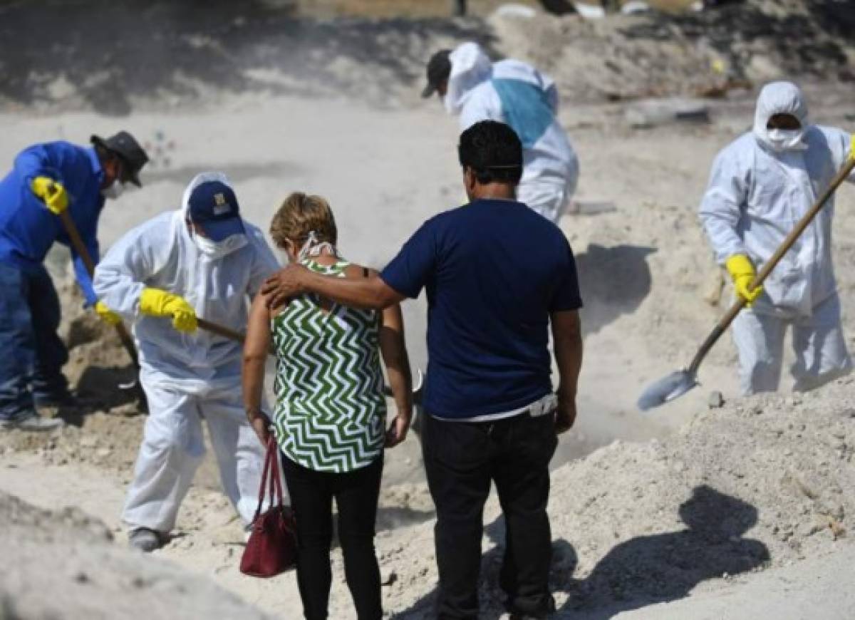 Fotos: En El Salvador cavan tumbas para posibles muertos por coronavirus