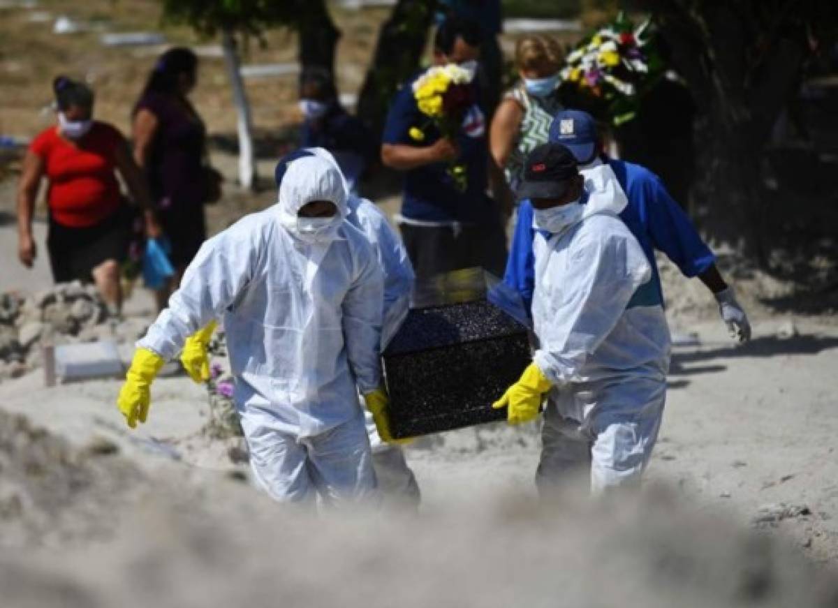 Fotos: En El Salvador cavan tumbas para posibles muertos por coronavirus