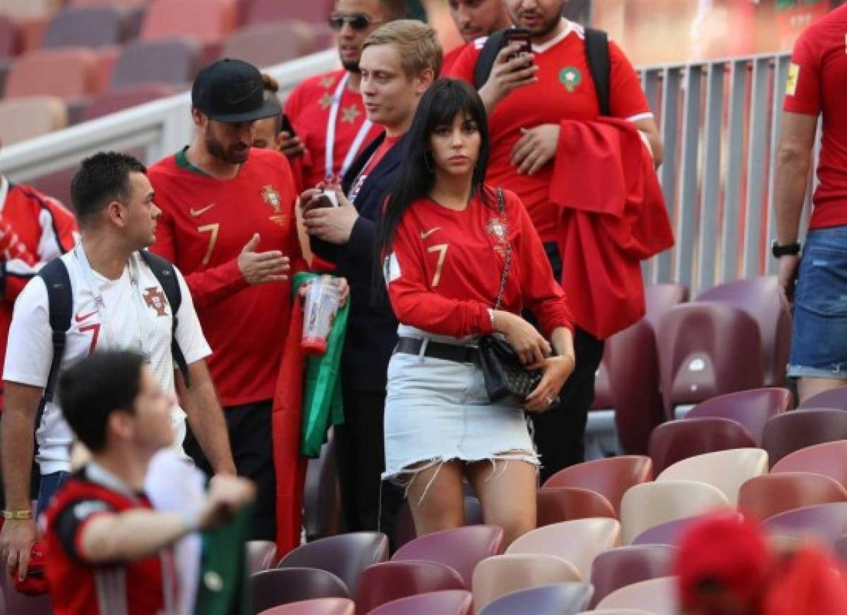 ¡Muy sexy y en faldita! Georgina, la novia de Cristiano, se roba las miradas en Rusia