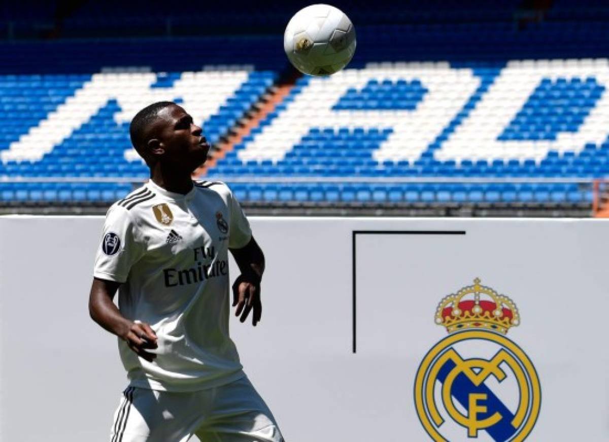 Real Madrid's new Brazilian forward Vinicius Junior controls a ball during his official presentation at the Santiago Bernabeu Stadium in Madrid on July 20, 2018. / AFP PHOTO / PIERRE-PHILIPPE MARCOU