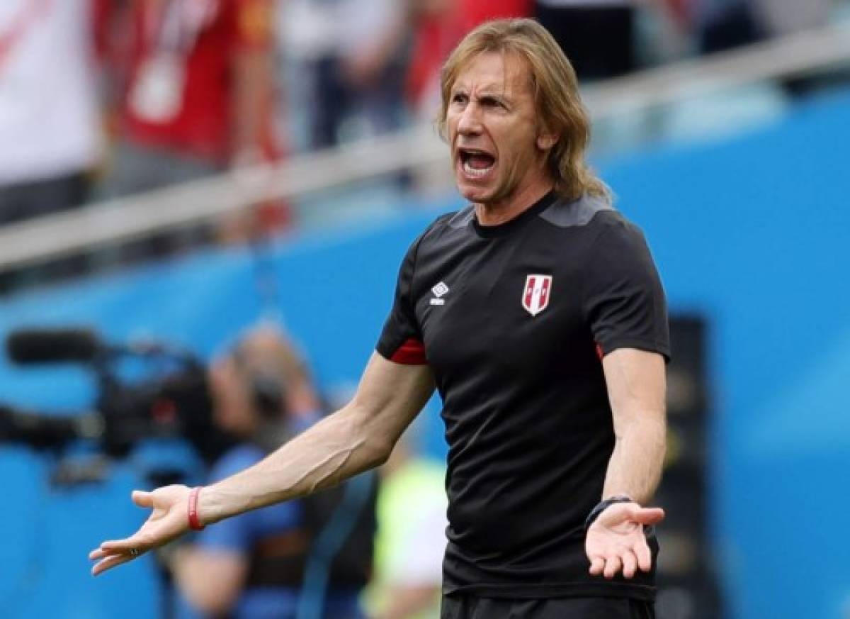 Sochi (Russian Federation), 26/06/2018.- Peru's coach Ricardo Gareca during the FIFA World Cup 2018 group C preliminary round soccer match between Australia and Peru in Sochi, Russia, 26 June 2018. (RESTRICTIONS APPLY: Editorial Use Only, not used in association with any commercial entity - Images must not be used in any form of alert service or push service of any kind including via mobile alert services, downloads to mobile devices or MMS messaging - Images must appear as still images and must not emulate match action video footage - No alteration is made to, and no text or image is superimposed over, any published image which: (a) intentionally obscures or removes a sponsor identification image; or (b) adds or overlays the commercial identification of any third party which is not officially associated with the FIFA World Cup) (Mundial de Fútbol, Rusia) EFE/EPA/RONALD WITTEK EDITORIAL USE ONLY