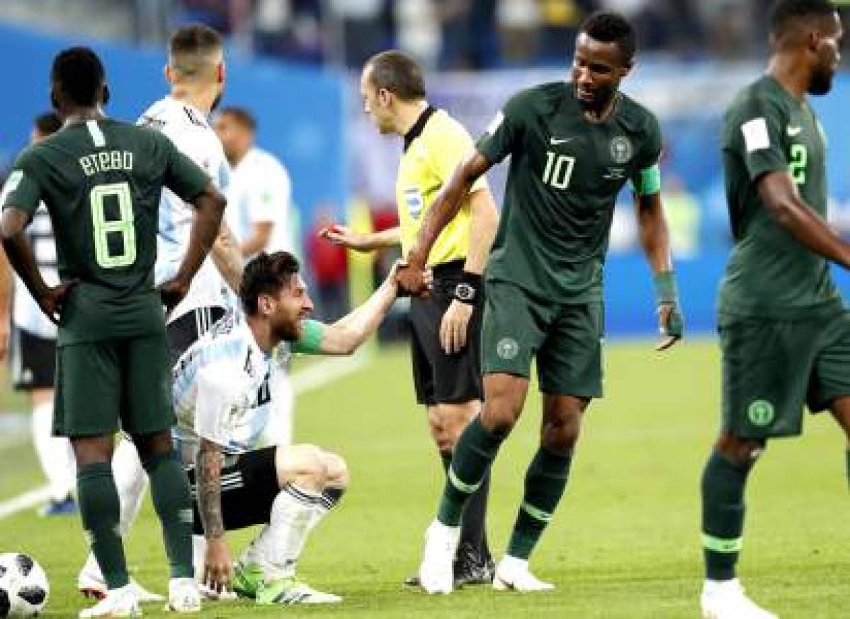 St.petersburg (Russian Federation), 26/06/2018.- John Obi Mikel of Nigeria (C-R) lifts up Lionel Messi of Argentina (C-L) during the FIFA World Cup 2018 group D preliminary round soccer match between Nigeria and Argentina in St.Petersburg, Russia, 26 June 2018. (RESTRICTIONS APPLY: Editorial Use Only, not used in association with any commercial entity - Images must not be used in any form of alert service or push service of any kind including via mobile alert services, downloads to mobile devices or MMS messaging - Images must appear as still images and must not emulate match action video footage - No alteration is made to, and no text or image is superimposed over, any published image which: (a) intentionally obscures or removes a sponsor identification image; or (b) adds or overlays the commercial identification of any third party which is not officially associated with the FIFA World Cup) (Mundial de Fútbol, Rusia) EFE/EPA/ANATOLY MALTSEV EDITORIAL USE ONLY EDITORIAL USE ONLY