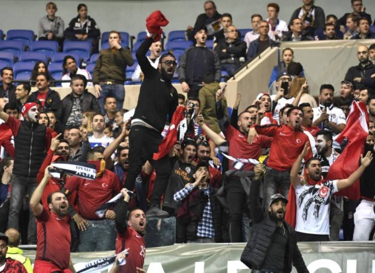 Tensión, pánico, lamentos; Las impactantes imagenes del Lyon contra el Besiktas