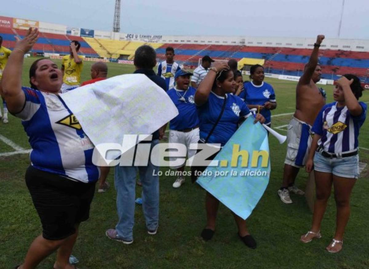 FOTOS: Drama y lágrimas de los aficionados del Victoria tras el último juegos en la Liga