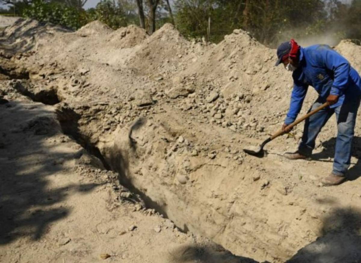 Fotos: En El Salvador cavan tumbas para posibles muertos por coronavirus