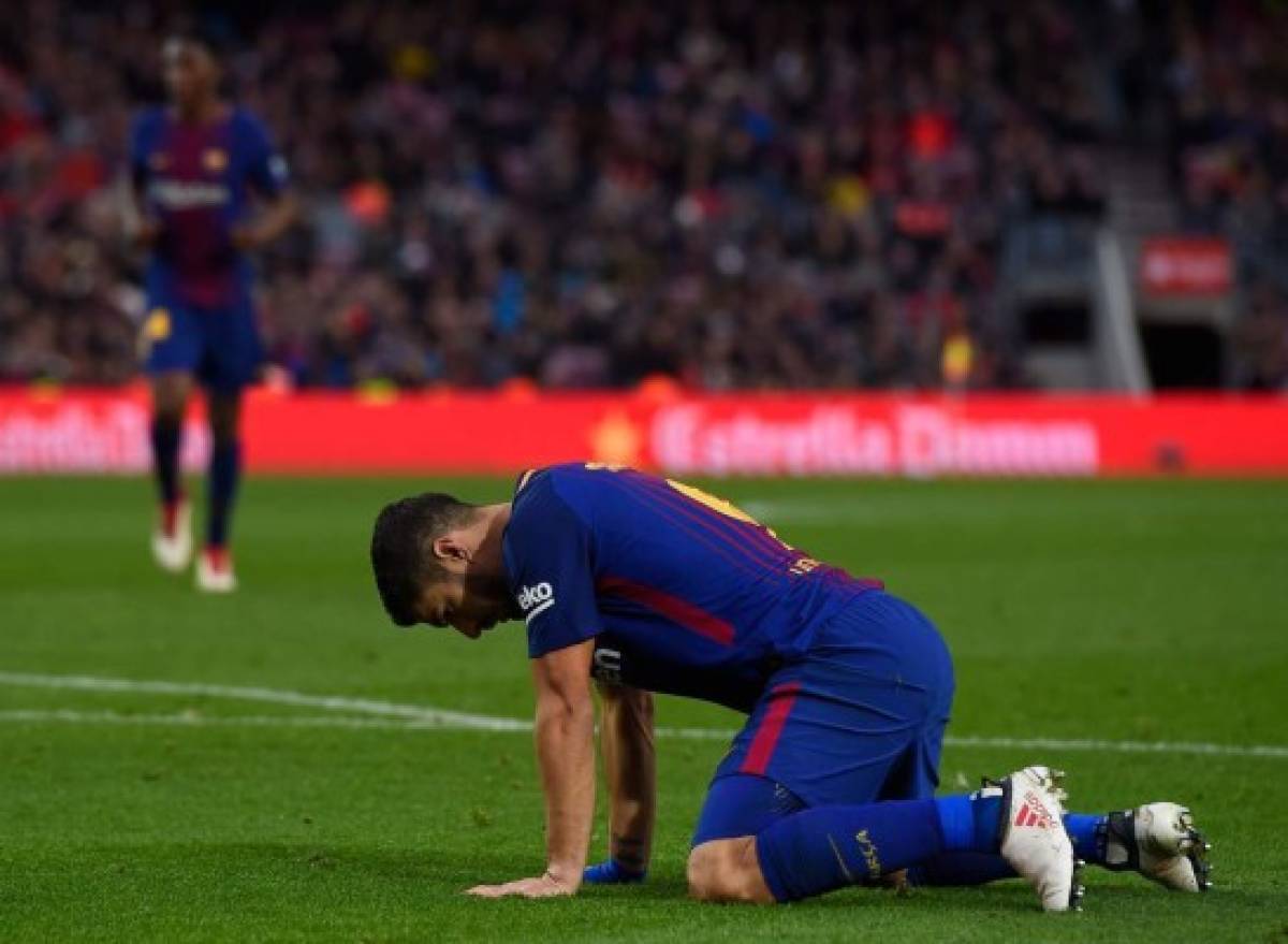 Barcelona's Uruguayan forward Luis Suarez kneels on the field during the Spanish league football match between FC Barcelona and Getafe CF at the Camp Nou stadium in Barcelona on February 11, 2018. / AFP PHOTO / Josep LAGO