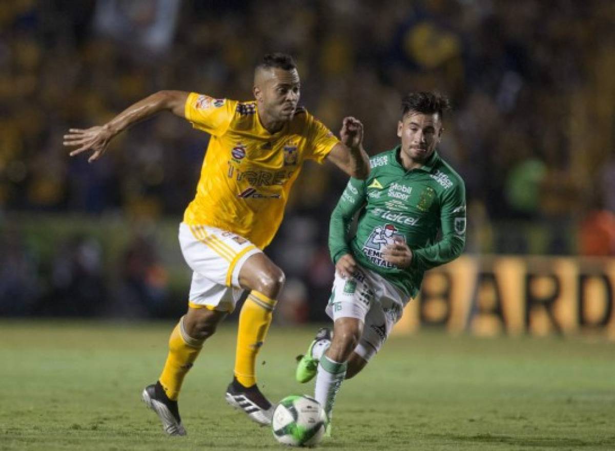 Rafael De Souza (L) of Tigres vies for the ball with Jean Meneses (R) of Leon during the Mexican Clausura 2019 tournament first leg final football match at the Universitario stadium in Monterrey, Mexico on May 23, 2019. (Photo by Julio Cesar AGUILAR / AFP)