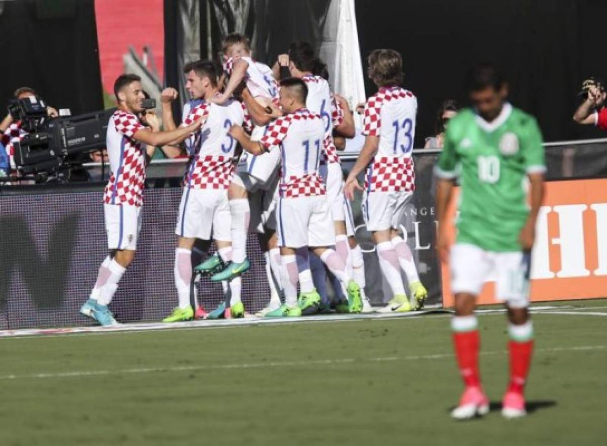 Croatia celebrate their goal during the first half of a national friendly soccer game against Mexico at LA Memorial Coliseum on May 27, 2017 in Los Angeles, California. / AFP PHOTO / RINGO CHIU