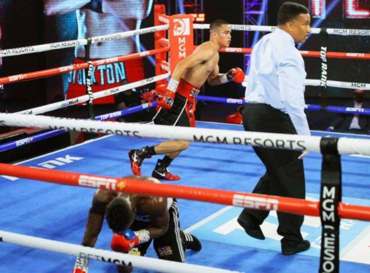 En pie hasta el final y gran gesto del rival: Las mejores fotos de la pelea entre 'Escorpión' Ruiz y Flores Jr