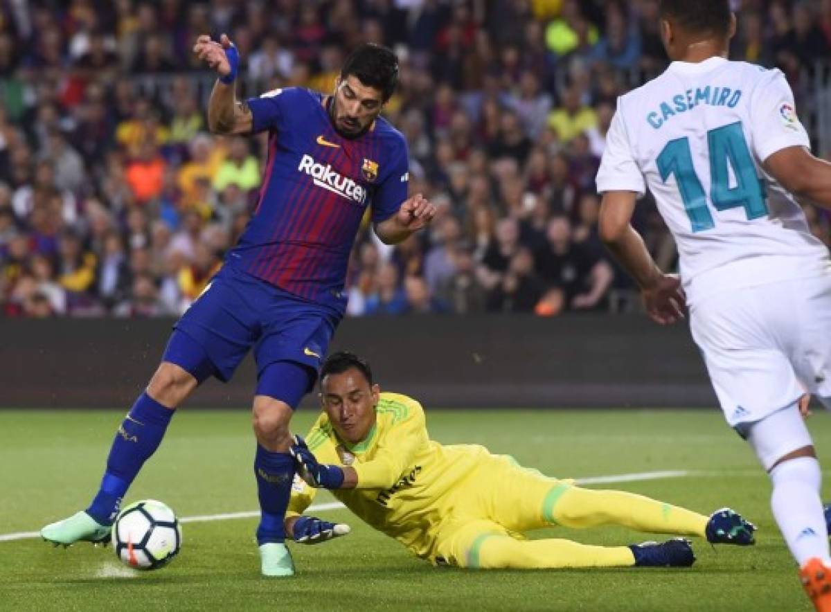 Barcelona's Uruguayan forward Luis Suarez (L) vies with Real Madrid's Costa Rican goalkeeper Keylor Navas during the Spanish league football match between FC Barcelona and Real Madrid CF at the Camp Nou stadium in Barcelona on May 6, 2018. / AFP PHOTO / Josep LAGO
