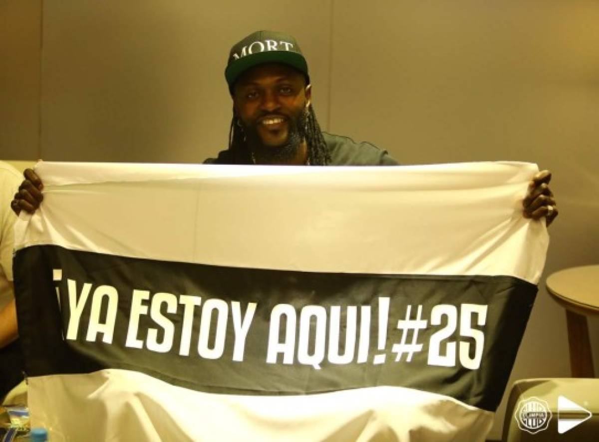 Adebayor llega a Paraguay para ser presentado por Olimpia y desborda locura