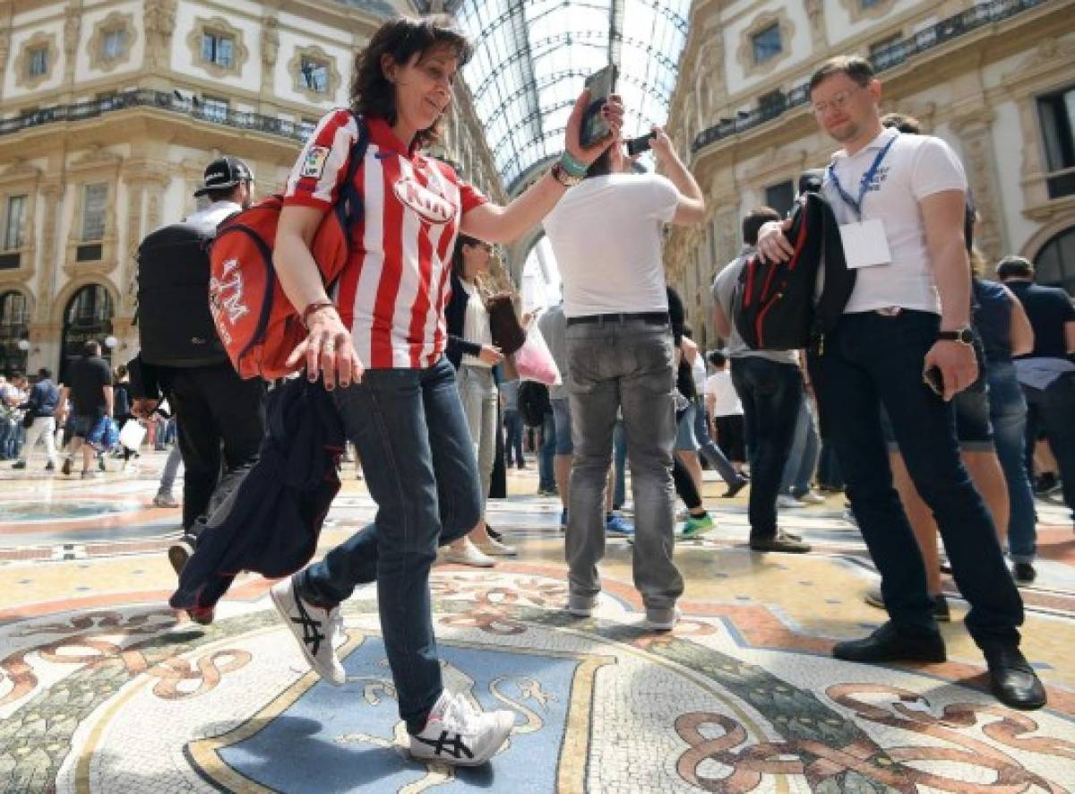 ¡Aficionados de Real Madrid y Atlético invaden Milan!