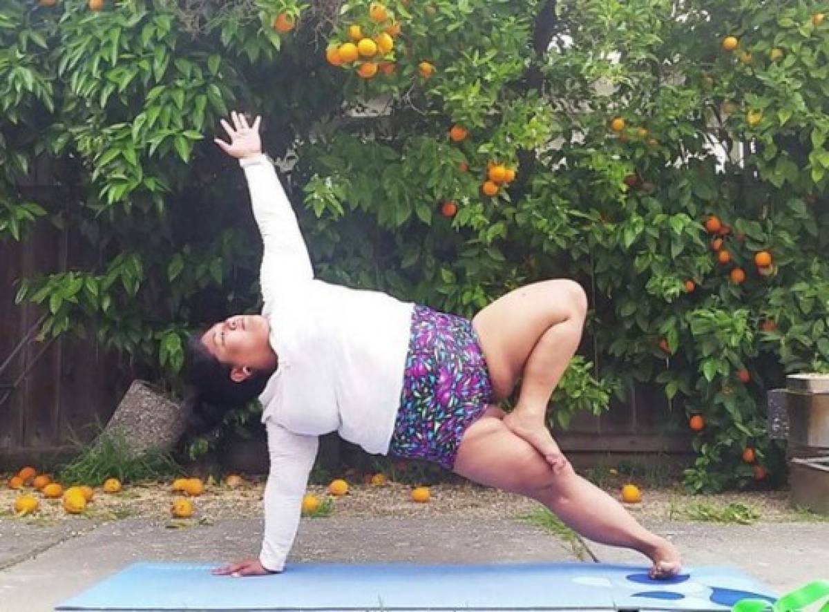 Es instructora de yoga, tiene elasticidad y su sobrepeso no es problema