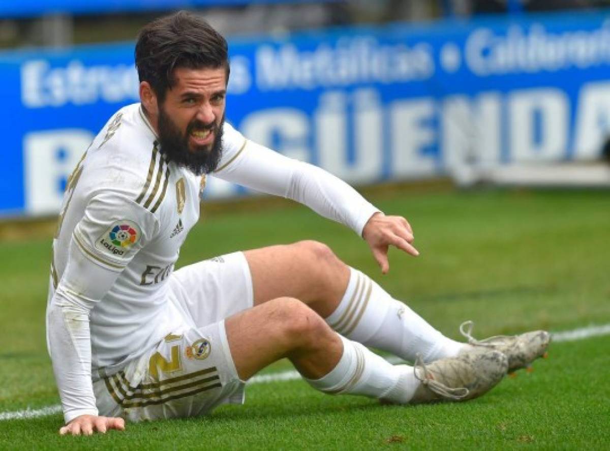 Real Madrid's Spanish midfielder Isco falls on the ground during the Spanish league football match between Deportivo Alaves and Real Madrid CF at the Mendizorroza stadium in Vitoria on November 30, 2019. (Photo by ANDER GILLENEA / AFP)