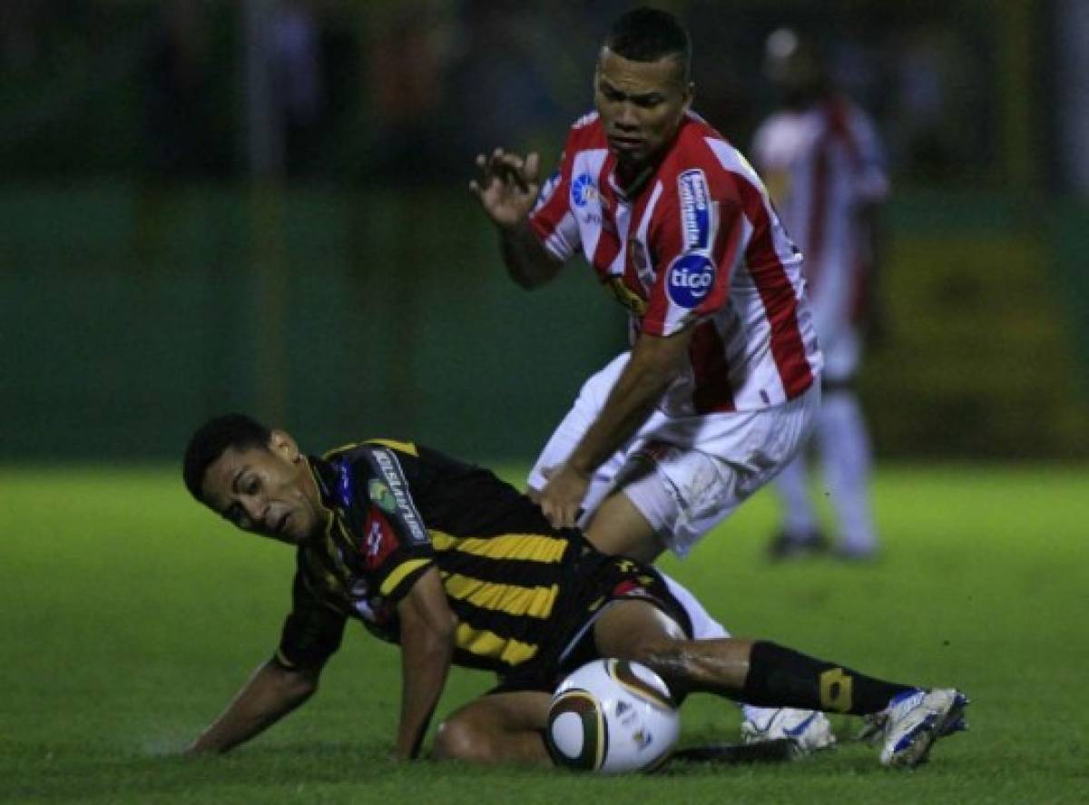 ¡Triste! Las imágenes de la corta carrera de Árnold Peralta en el fútbol
