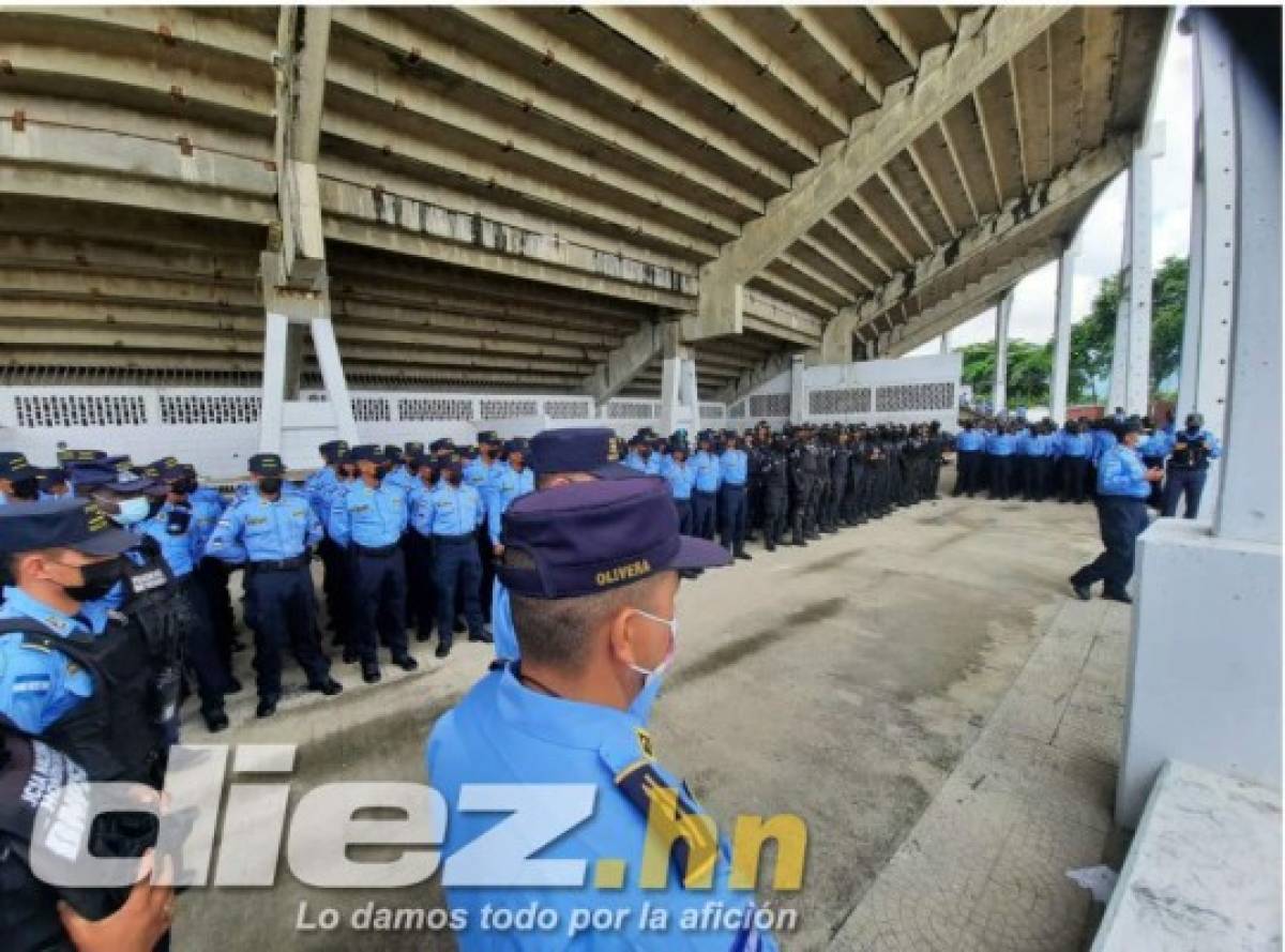 Padre e hijo, los primeros en llegar al Olímpico, seguridad total y la cancha luce espectacular