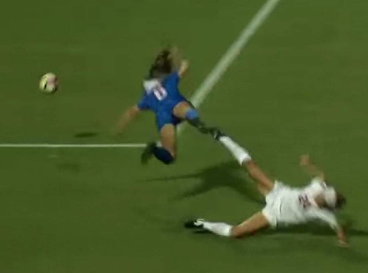 VIDEO: La falta penal más extraña en la historia del fútbol femenil