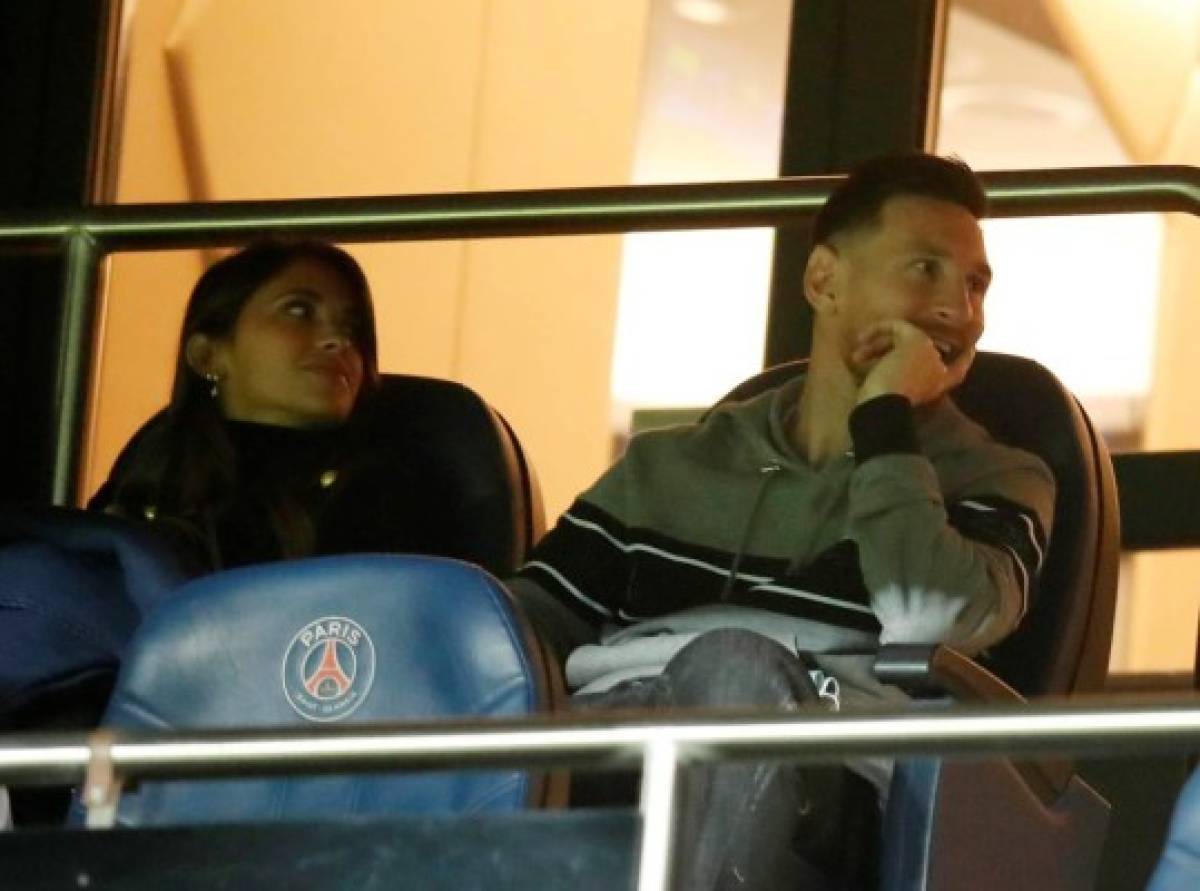 El viaje le dio hambre: así fue captado Messi con Antonela Roccuzzo en el triunfo del PSG; Mbappé recibe regalito