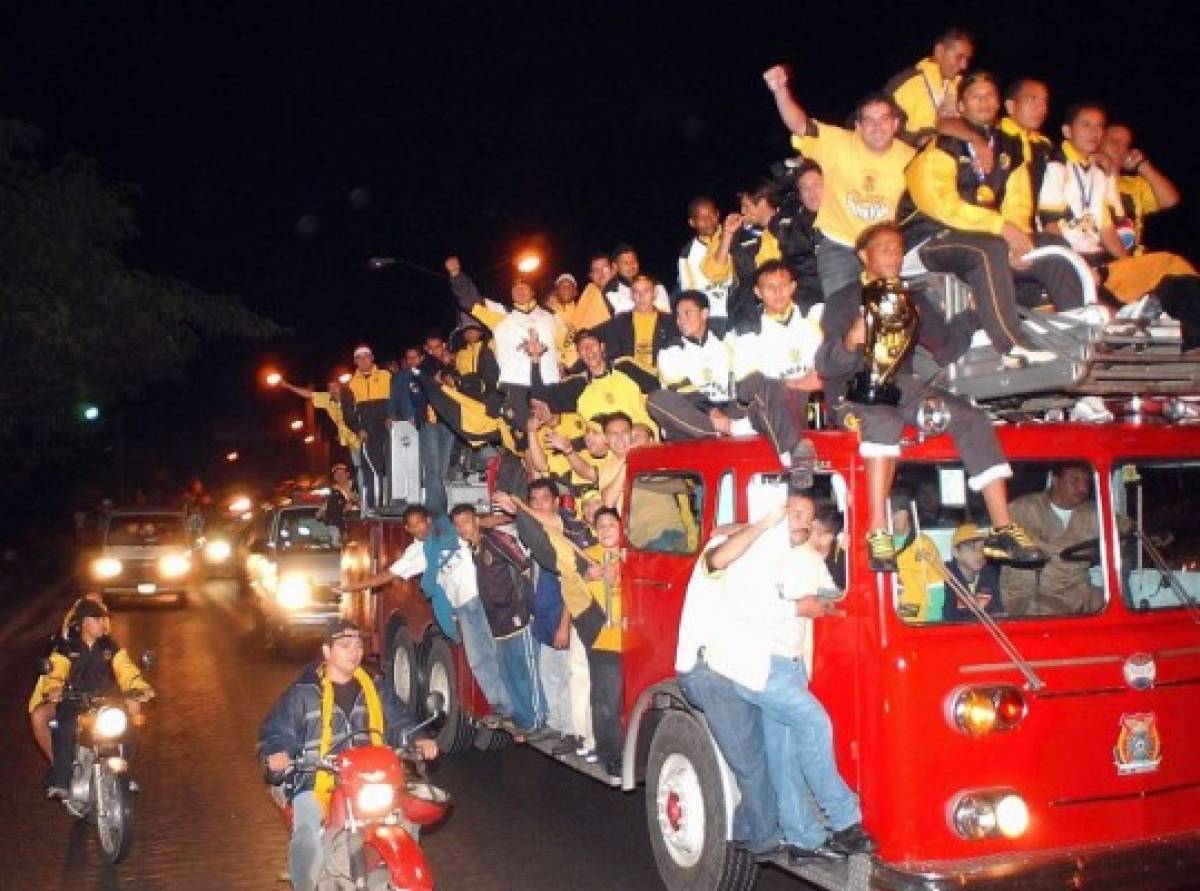 (F) Jugadores y aficionados celebran el triunfo del Real EspaÃ±a, torneo de Apertura 2003.