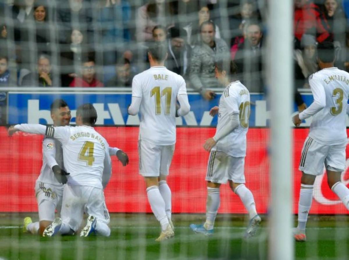 Real Madrid's players celebrate after Spanish defender Sergio Ramos (2ndL) scored a goal during the Spanish league football match between Deportivo Alaves and Real Madrid CF at the Mendizorroza stadium in Vitoria on November 30, 2019. (Photo by ANDER GILLENEA / AFP)