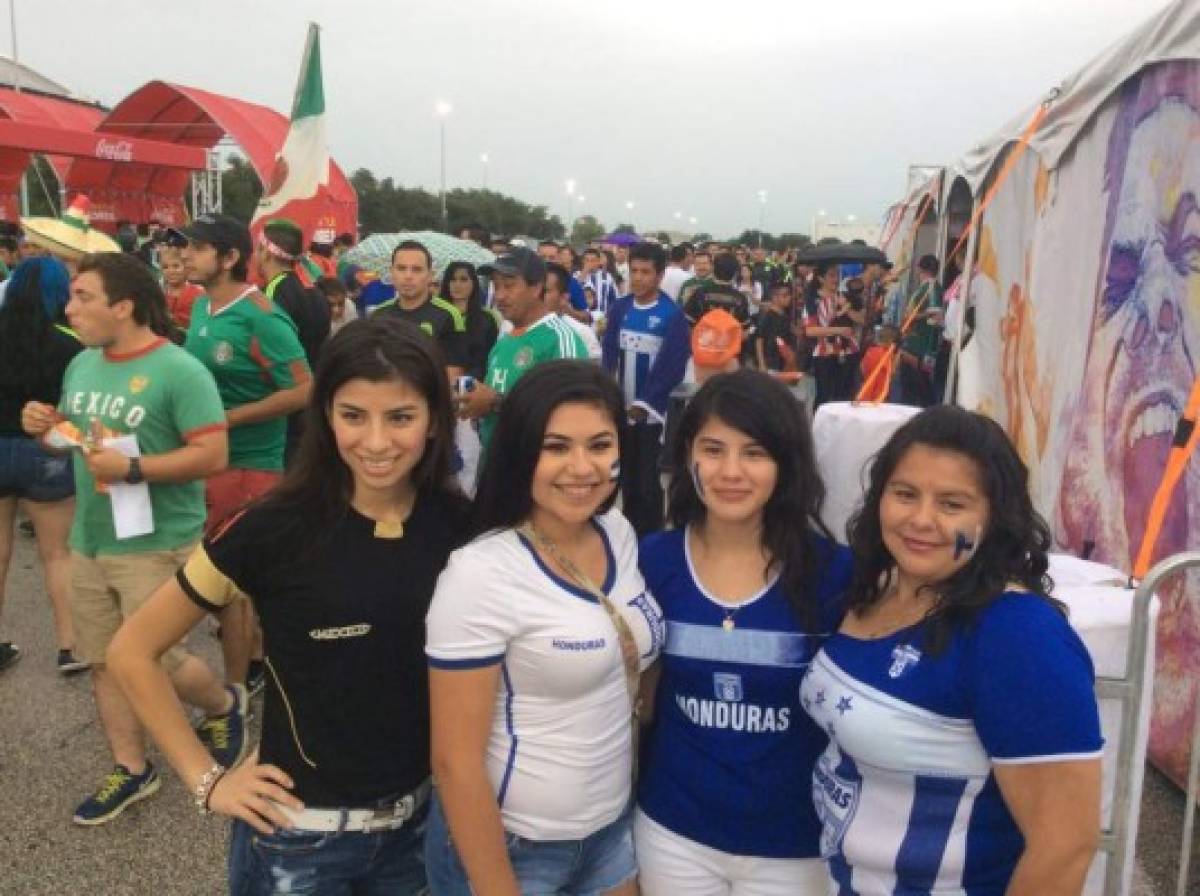 Ambiente de aficionados de Honduras y México en Houston