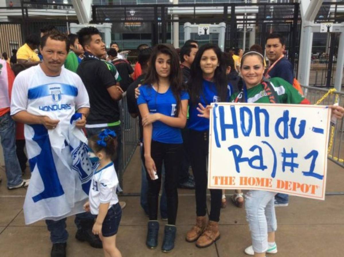 Ambiente de aficionados de Honduras y México en Houston