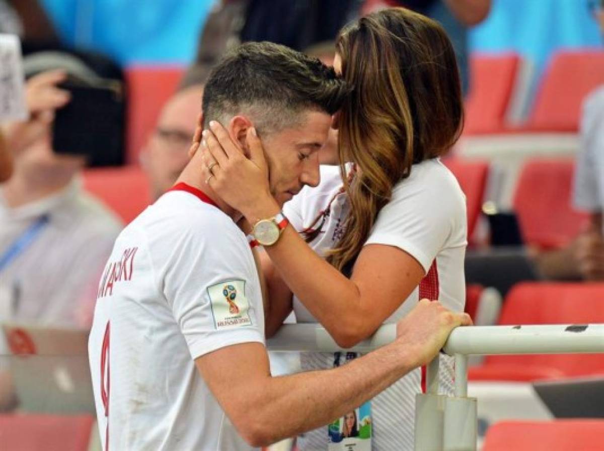 Momento romántico del Mundial: Lewandowski buscó a su novia y fue consolado tras la derrota