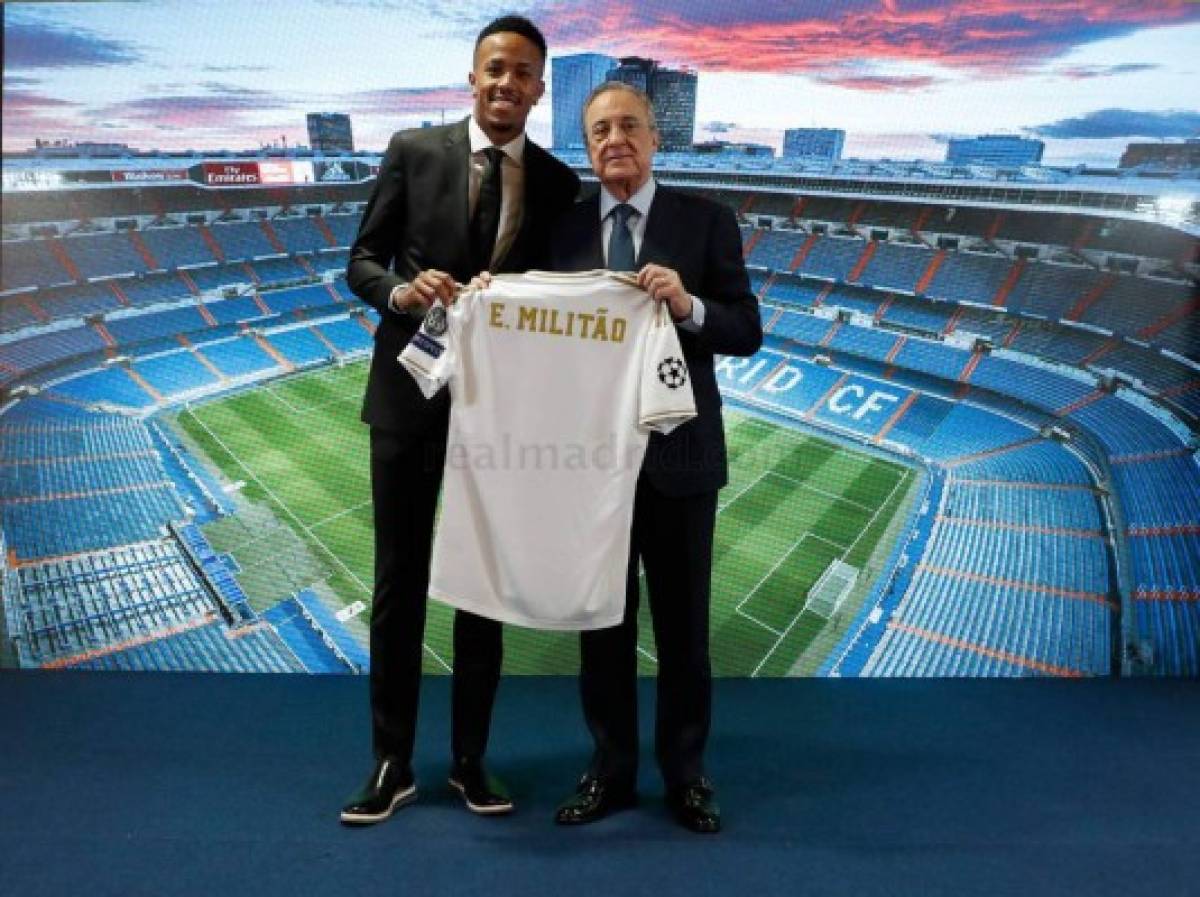 El gesto familiar, el beso al escudo del Real Madrid y la admiración de Militao en su presentación