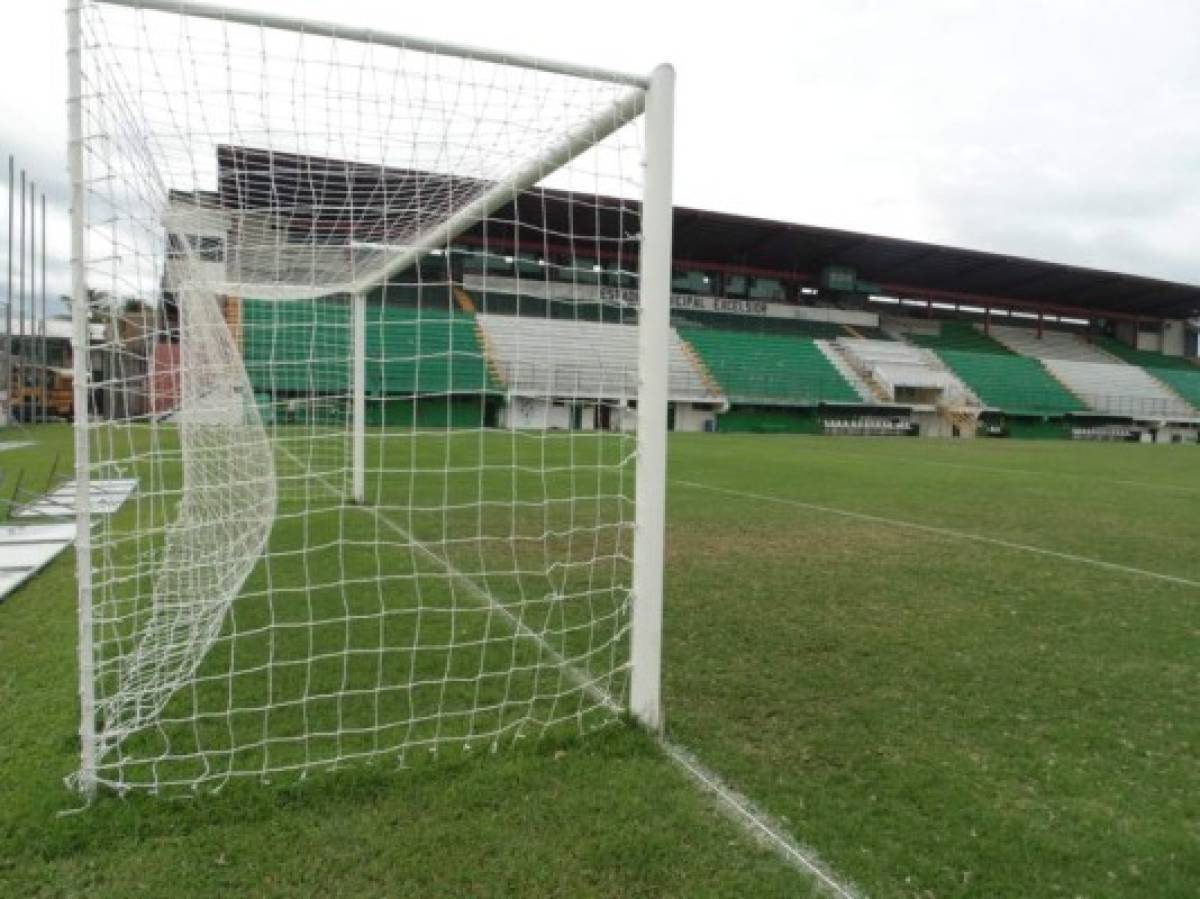 FOTOS: Así está la cancha del Excélsior que ha soportado intensas lluvias