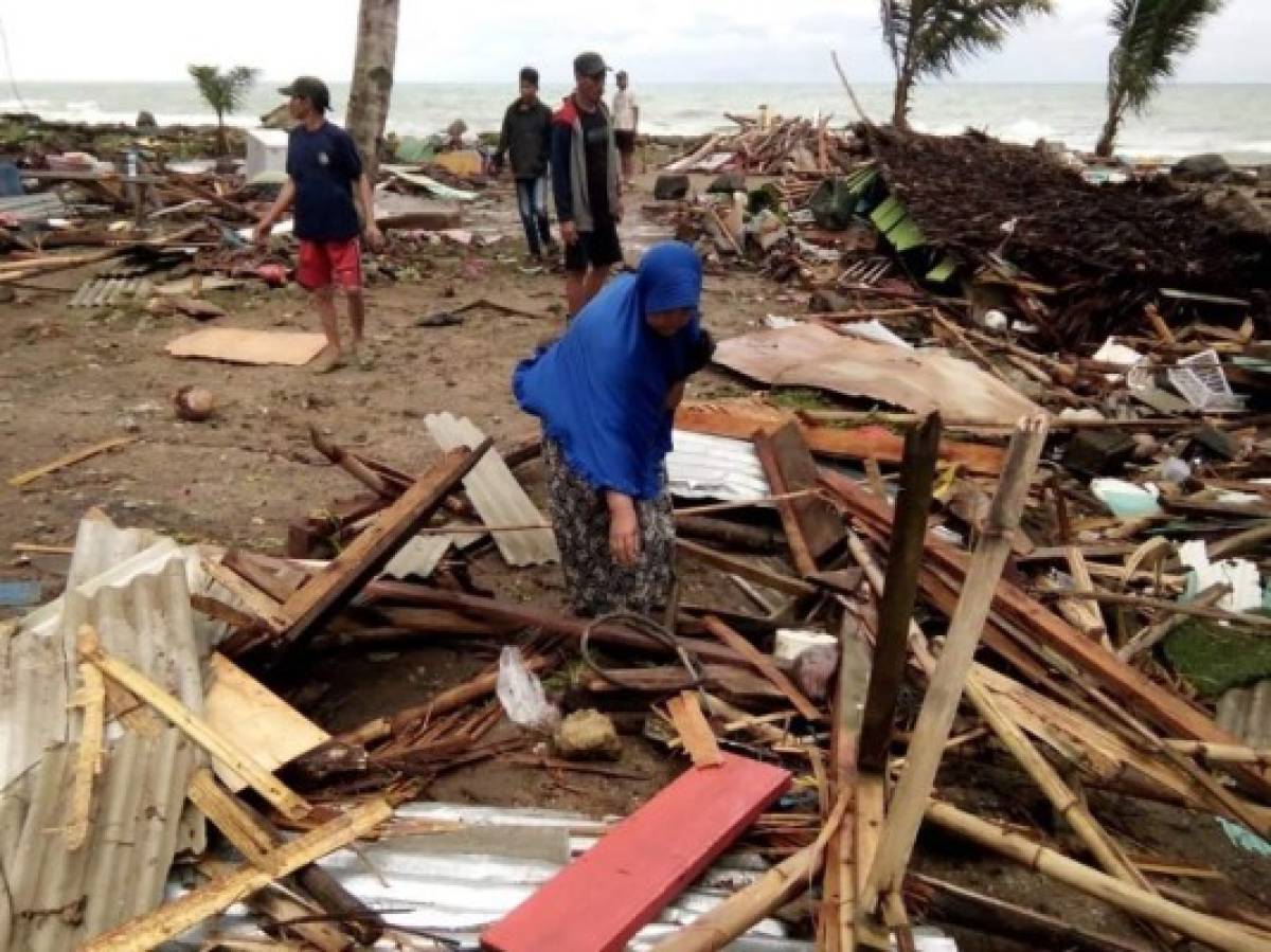 Llanto, muertes y desaparecidos: las desgarradoras fotos del tsunami que arrasó en Indonesia