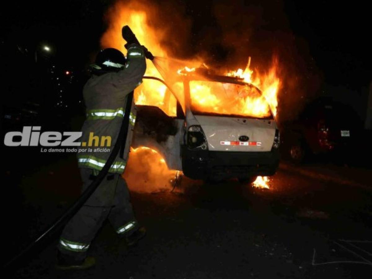 ¡Reprochable! La forma en cómo incendiaron vehículo de la Policía Nacional en Tegucigalpa