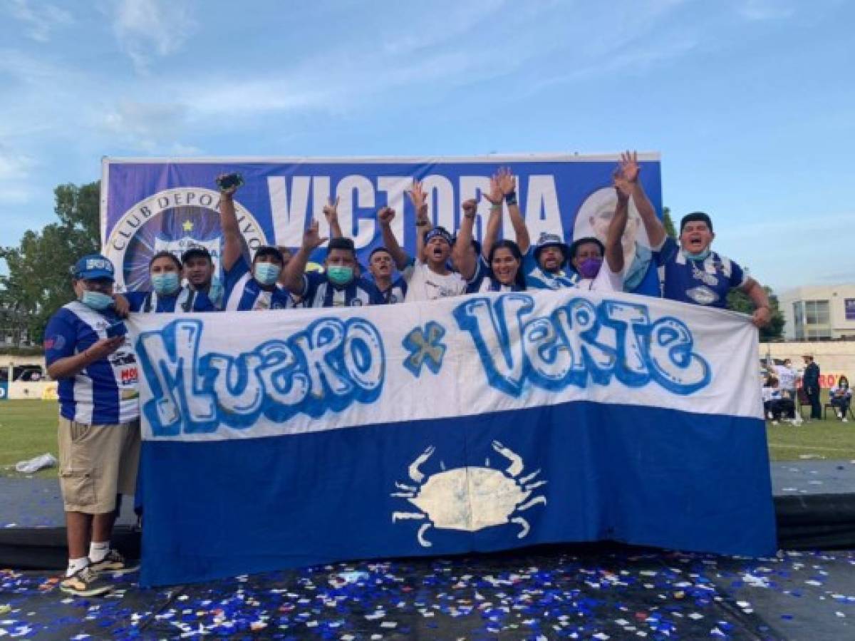Las otras fotos que no has visto de la celebración del Victoria: 'Chato' Padilla sorprendido por su familia