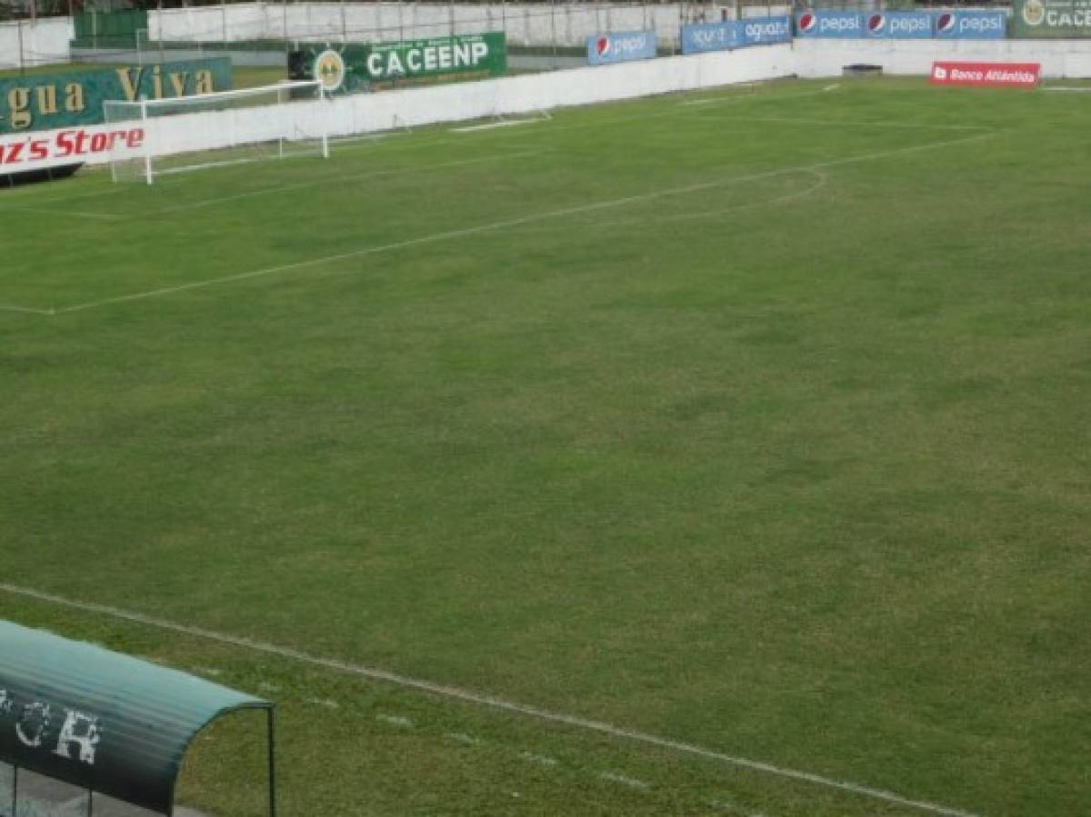 FOTOS: Así está la cancha del Excélsior que ha soportado intensas lluvias