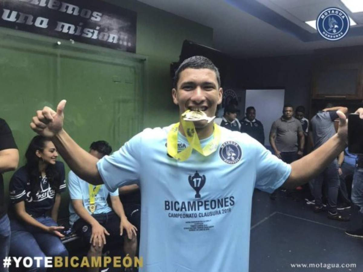 ¡Enorme sonrisa! Diego Vázquez, el que más festejó en el camerino de Motagua tras el bicampeonato