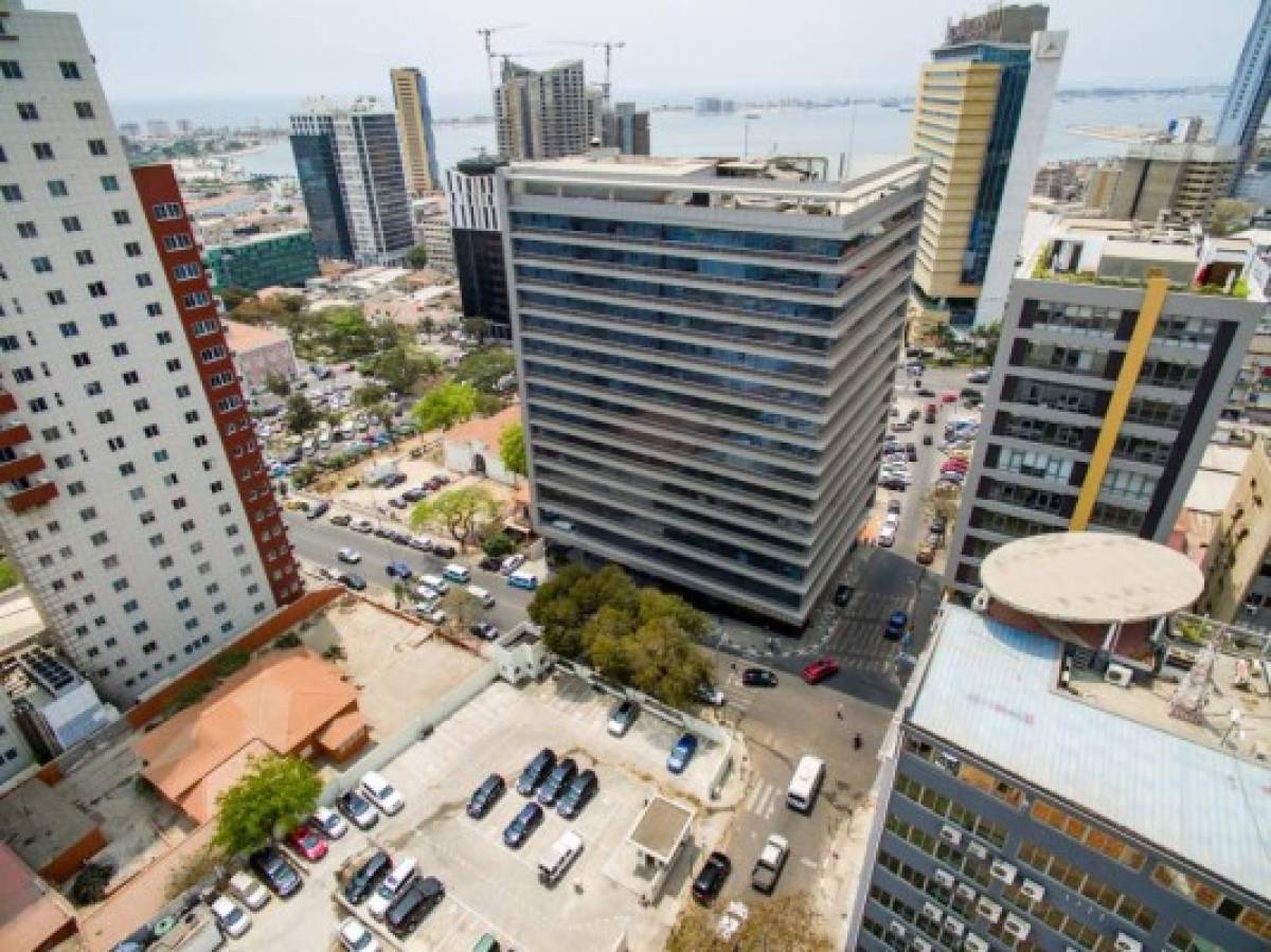 Bryan Moya y su nueva casa en Luanda: una ciudad carísima para vivir con muchos lujos y desigualdad