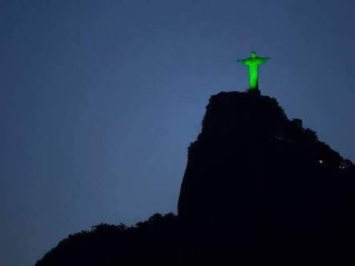 Monumentos y estadios de fútbol se iluminan de verde en homenaje al Chapecoense