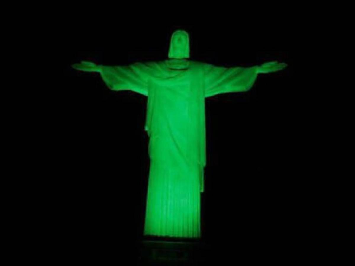 Monumentos y estadios de fútbol se iluminan de verde en homenaje al Chapecoense